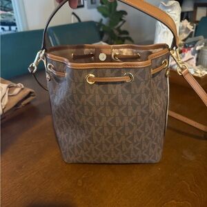 ✨Michael Kors Double-Strap Purse-Chic, Versatile, iconic logo design, Must-Have✨